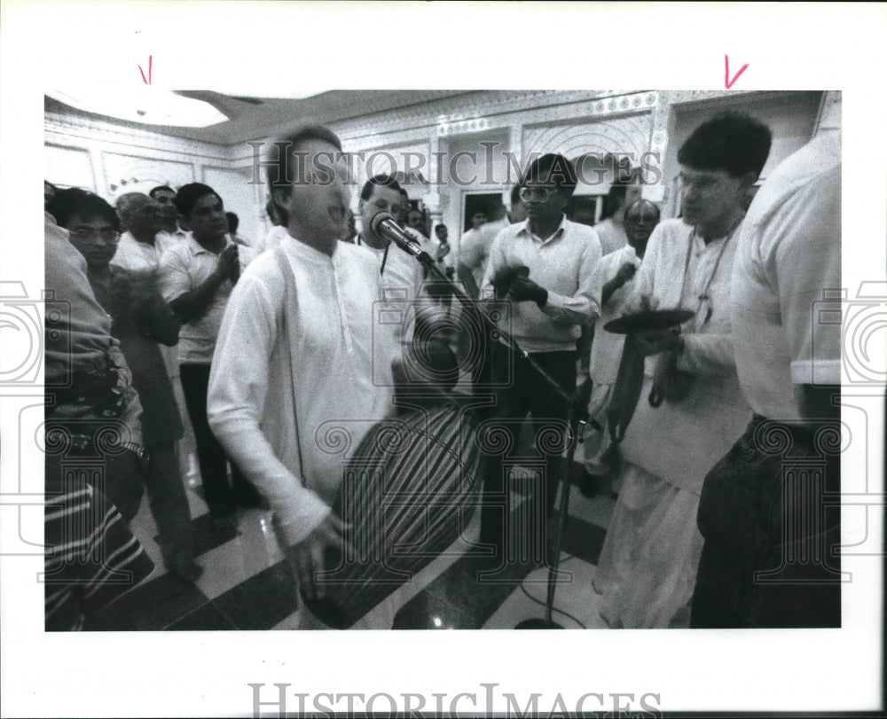 1991 Press Photo Hare Krishna priest Mukunda (Michael Tandy) leads singing - Historic Images