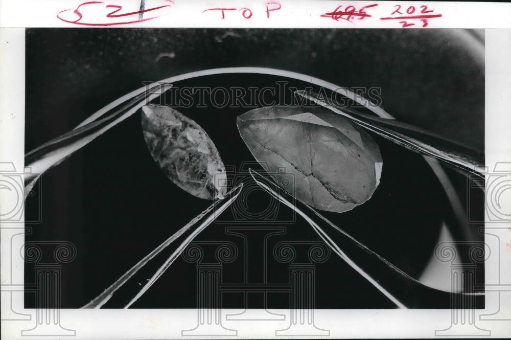 1975 Press Photo Synthetic Emerald Gem Shown Under A Microscope. - hca21687 - Historic Images