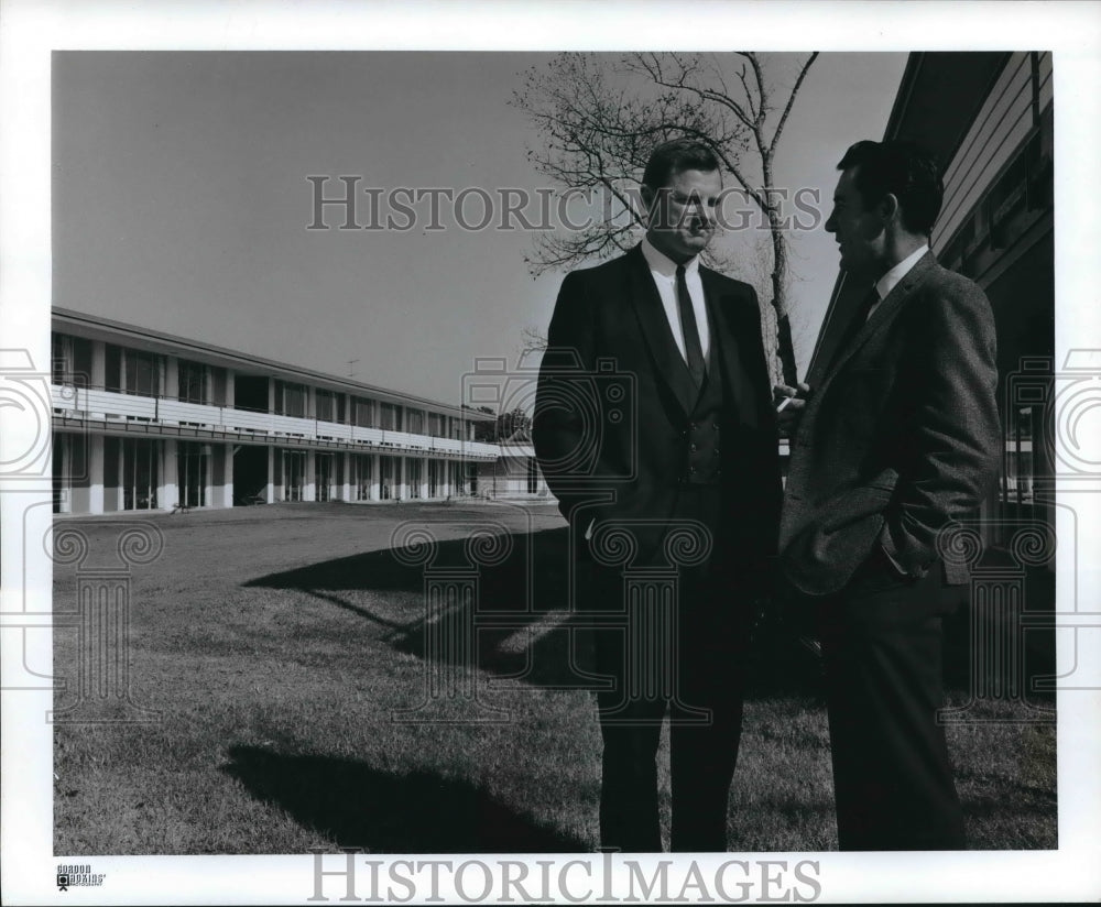 1967 Press Photo Joel E. Barnett and Grady Hall at Golden Key Inn, Houston - Historic Images