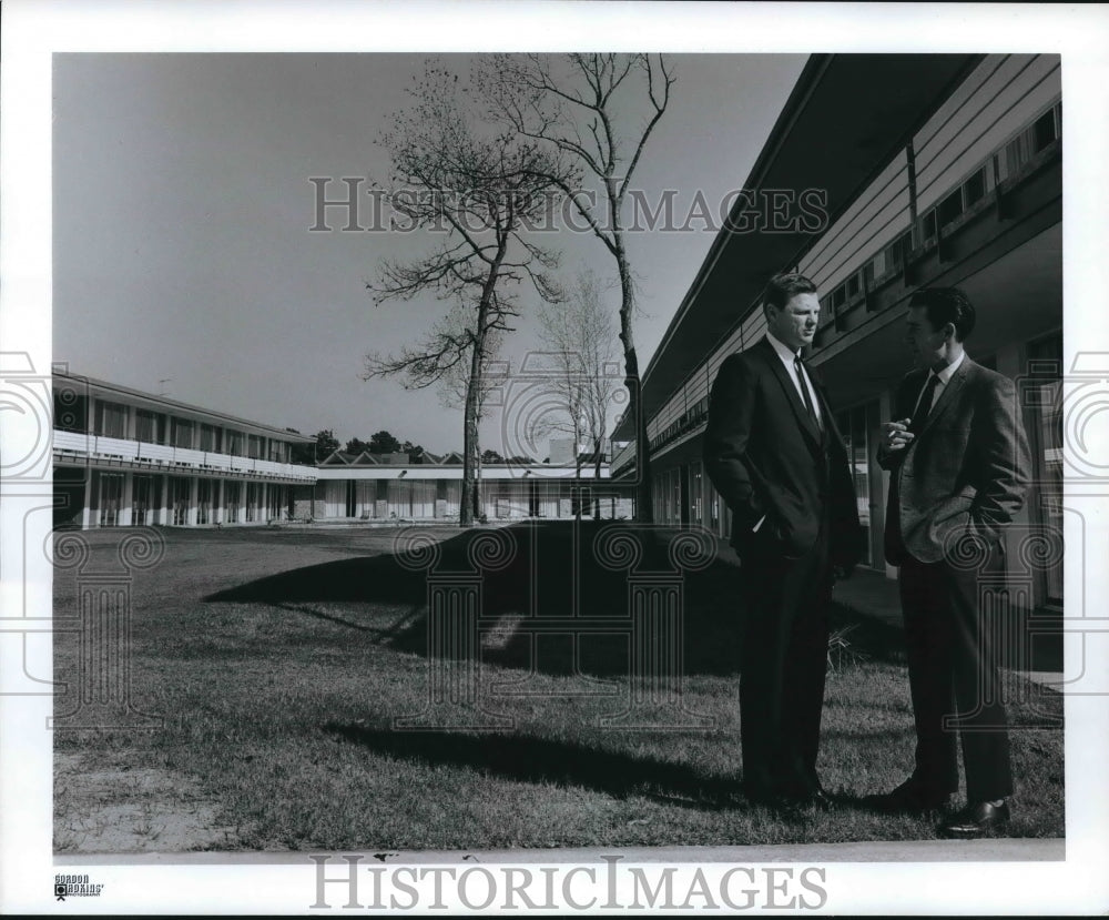 1967 Press Photo Joel E. Barnett and Grady Hall at Golden Key Inn, Houston - Historic Images