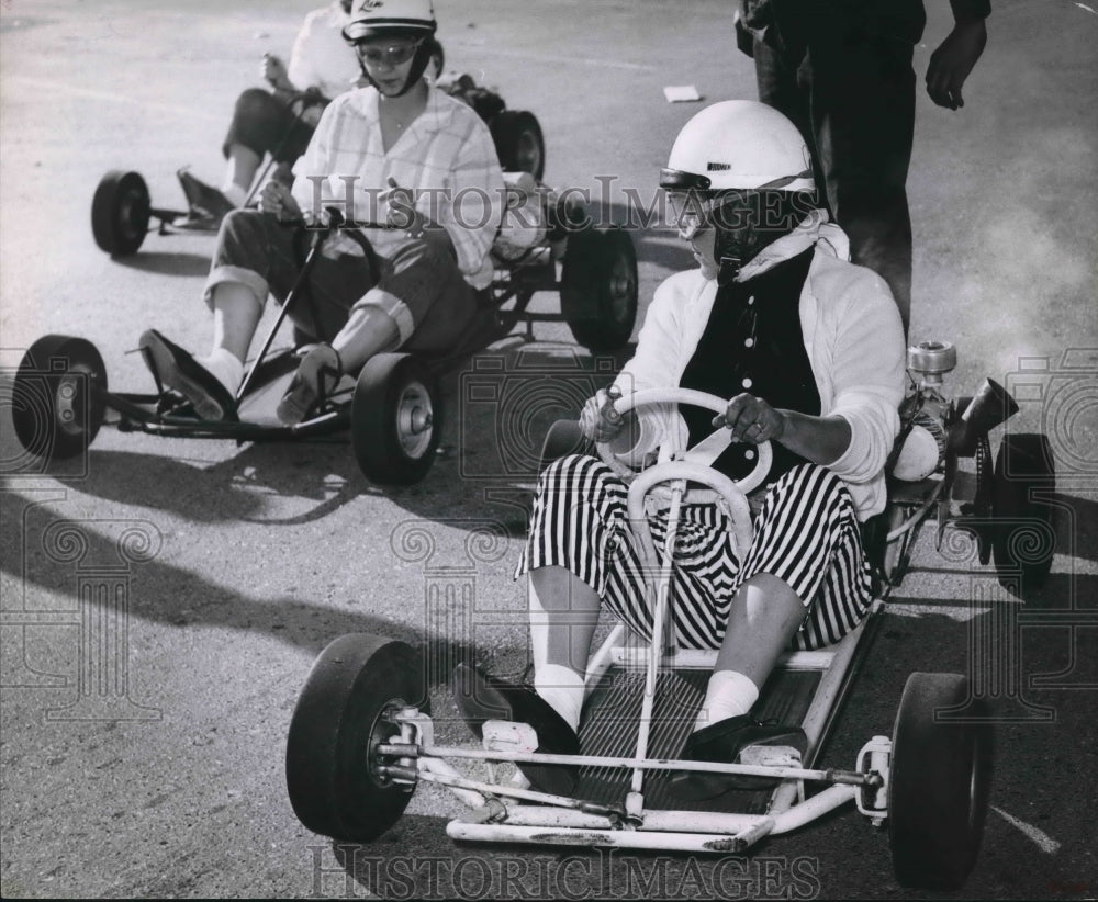 1960 Press Photo Gloria Frost and Mrs. George Newsom on go-carts in Houston - Historic Images