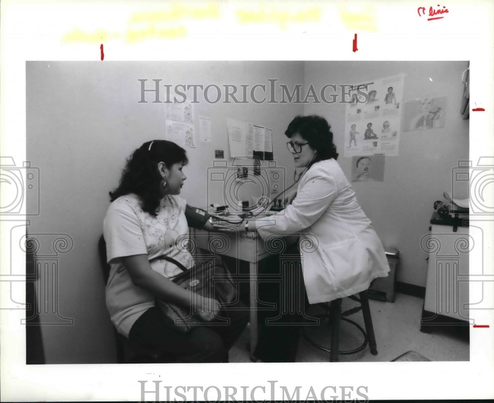 1998 Press Photo Nurse at Good Neighbor Healthcare examines patient, Houston - Historic Images