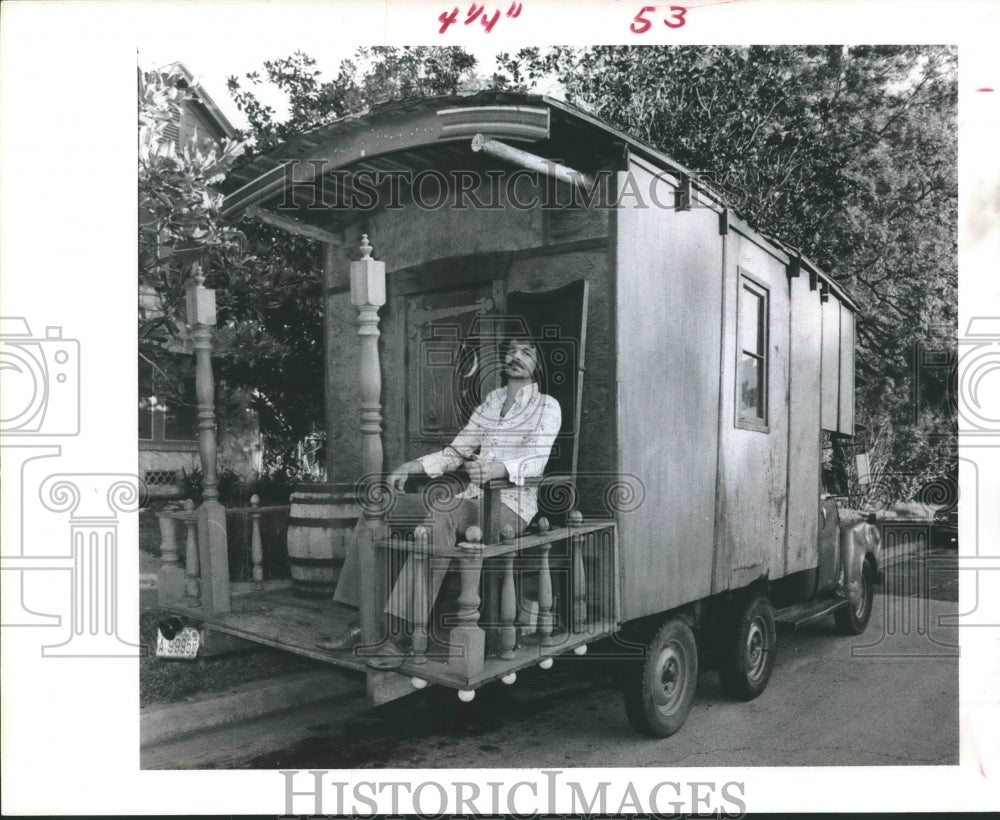 1975 Press Photo Gypsy sitting on porch of Homemade mobile home - hca21819 - Historic Images