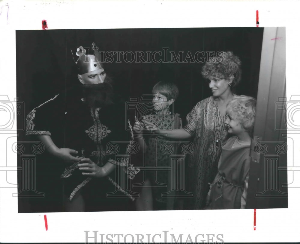 1990 Children tour Hanukkah exhibit at Jewish Community Ctr. Houston - Historic Images