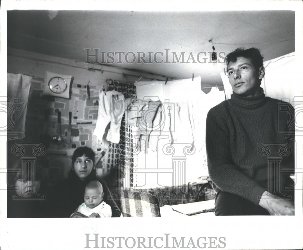 1972 Press Photo Gypsy Gerhard Weiss with family in their cabin - hca21844-Historic Images