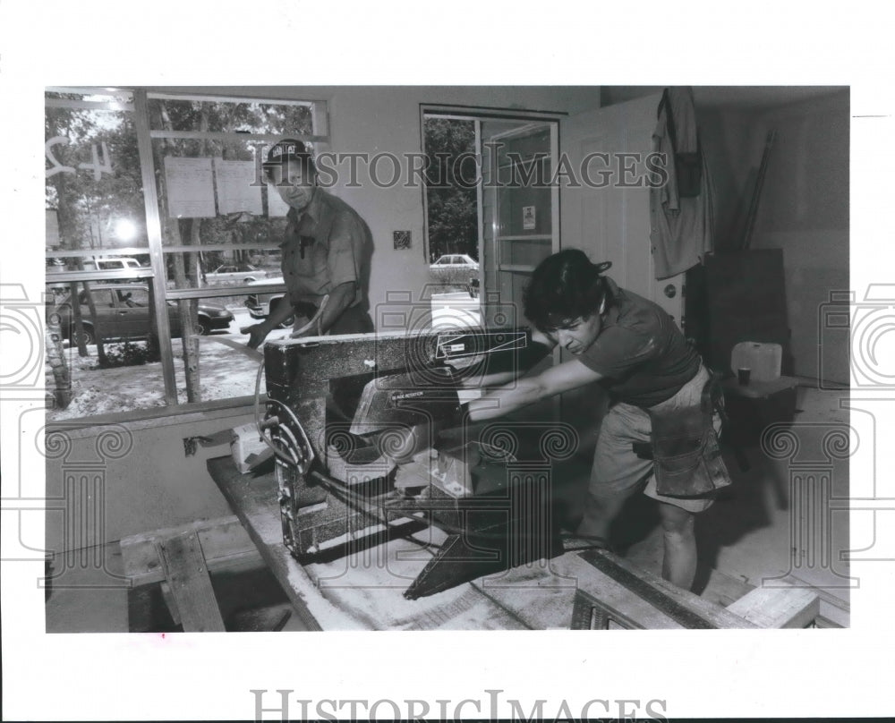 1990 Volunteers with Houston&#39;s Habitat for Humanity working on home - Historic Images