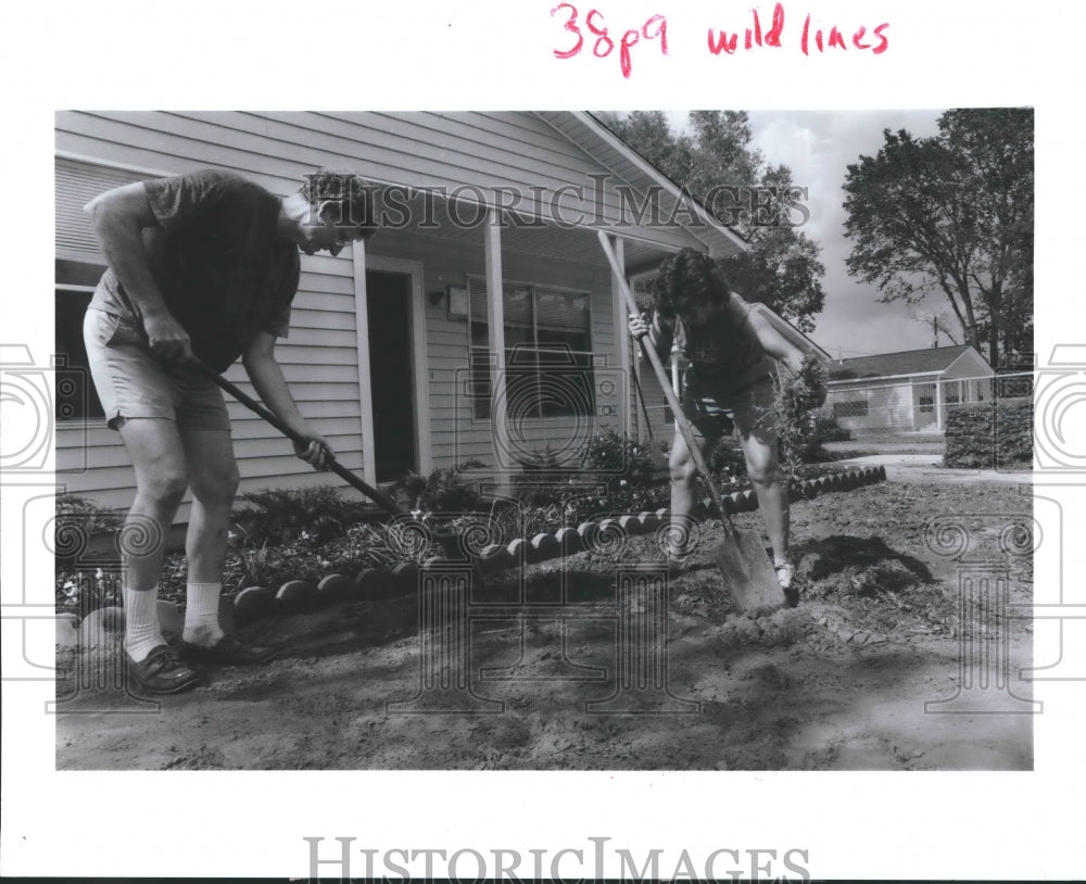 1990 Volunteers plant grass at Houston Habitat for Humanity house - Historic Images