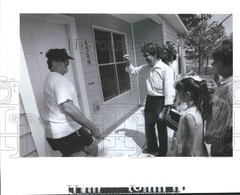 1992 Press Photo Juan Oyervidez family at Houston Habitat for Humanity home - Historic Images