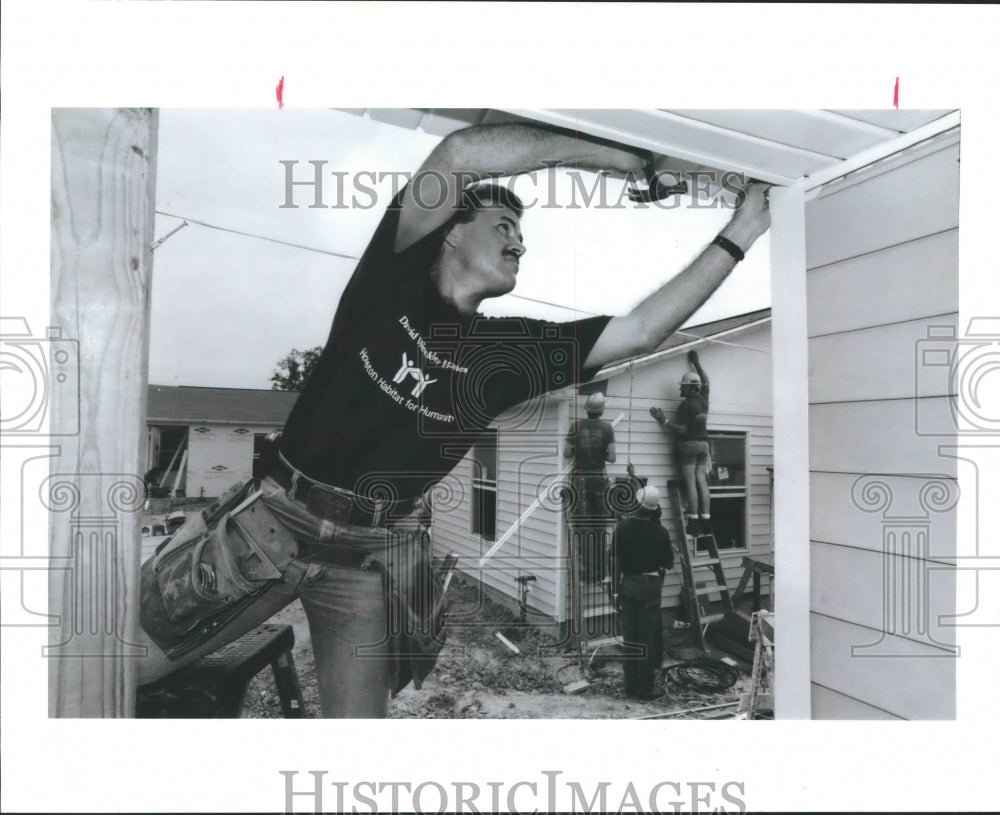 1991 Press Photo Contractor Jim Moore works at new Habitat home site in Houston - Historic Images