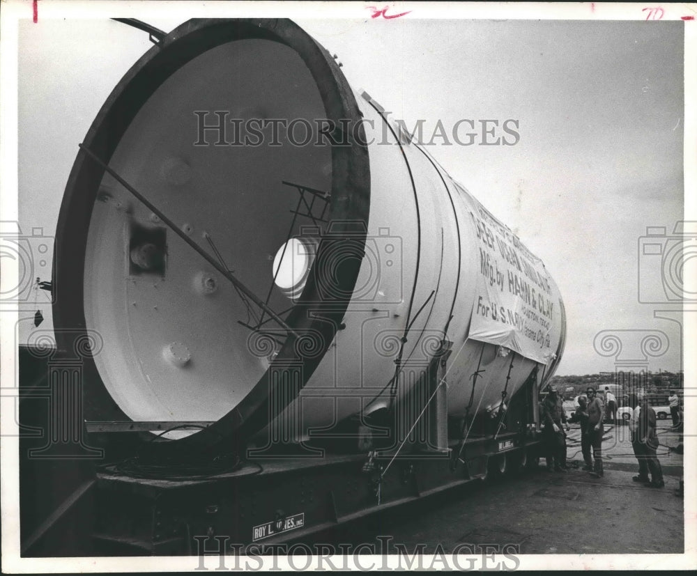 1971 Press Photo Hahn and Clay Machire with diving simulator in Houston-Historic Images