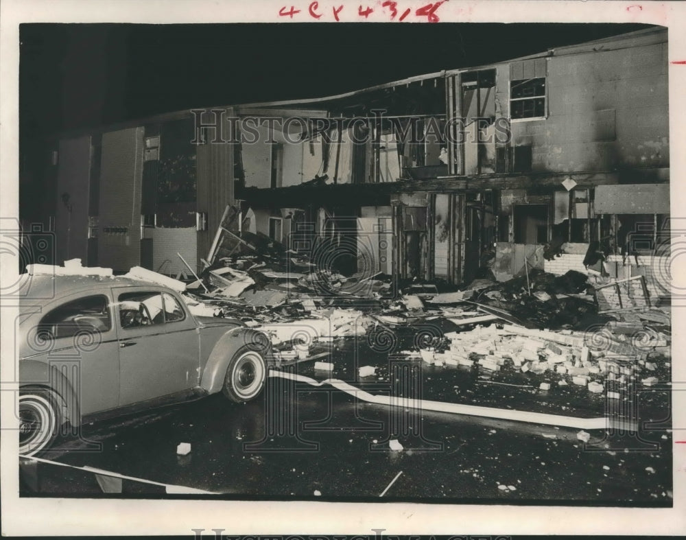 1964 Press Photo Newly completed Embassy Apartment Complex in Houston explodes - Historic Images