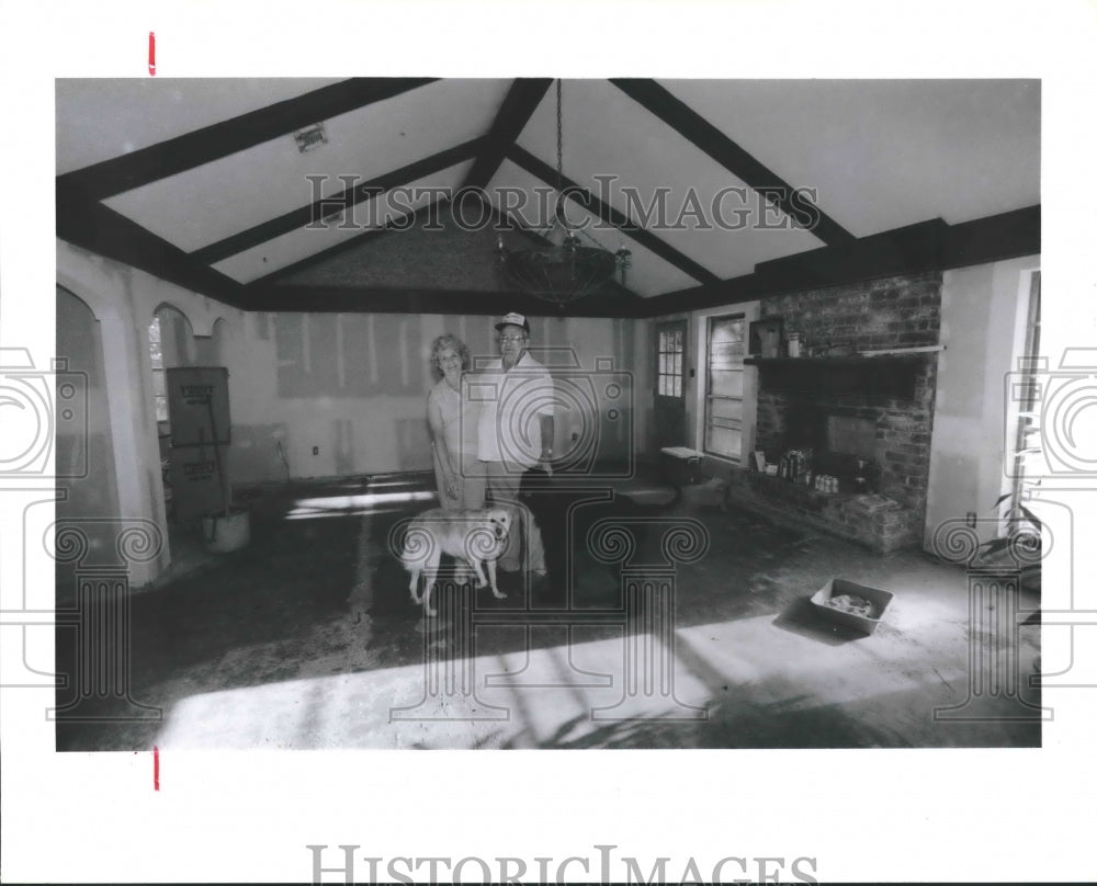 1989 Margaret and Tom Taylor in flood-damaged home in Texas - Historic Images