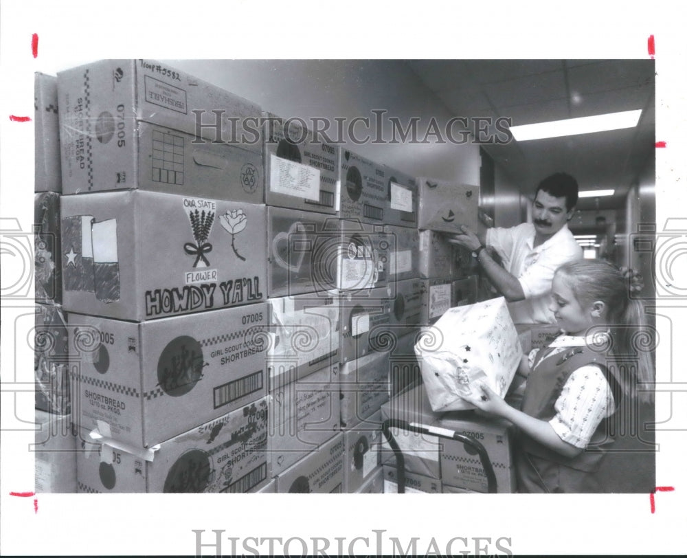 1993 Press Photo Girl Scouts collect/send medical supplies to Tbilisi, Georgia - Historic Images