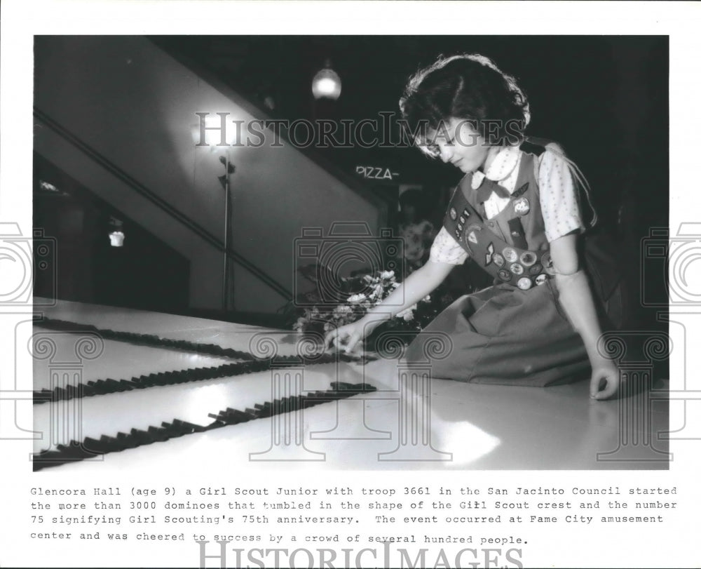 1987 Houston Girl Scout, Glencora Hall, starts domino tumble - Historic Images