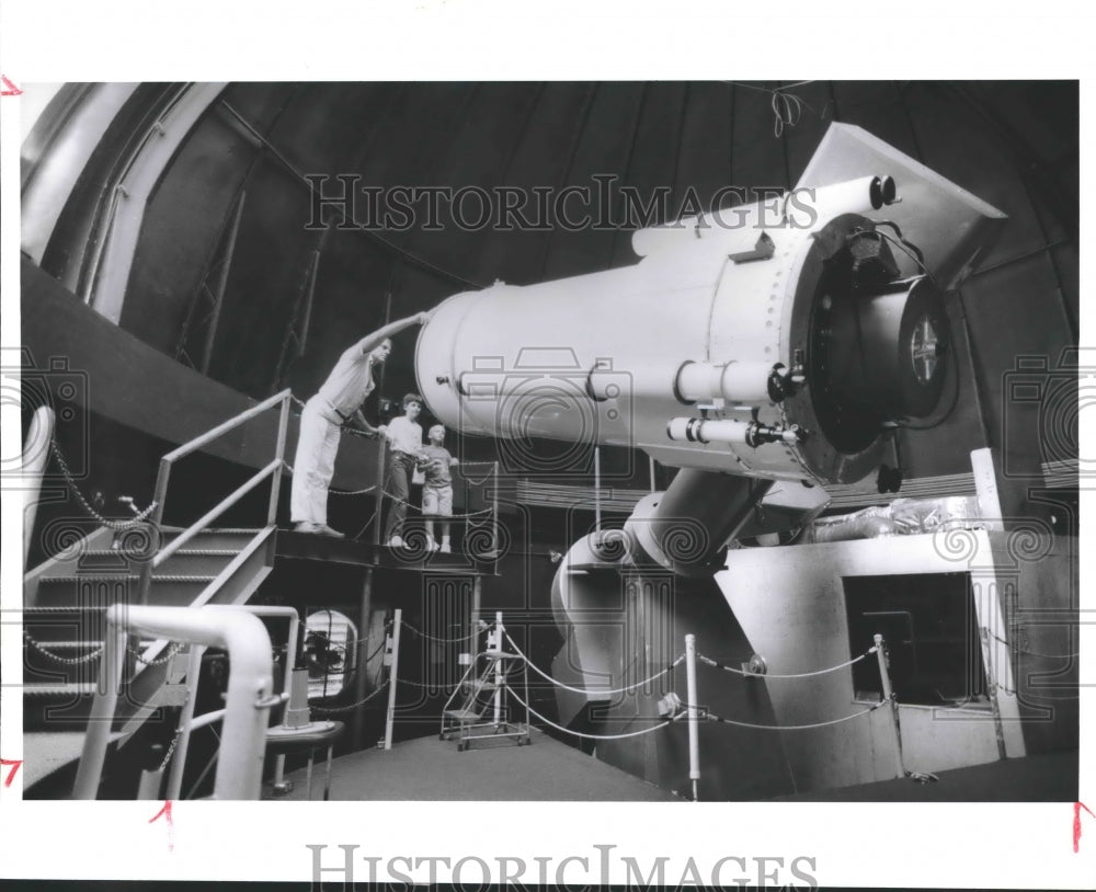 1991 Ron Carman shows telescope to kids at George Observatory,  TX - Historic Images