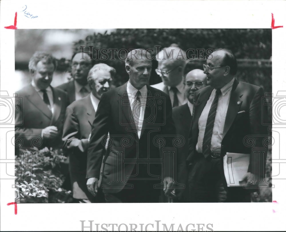 1990 Sec. of State James Baker walks with foreign ministers, Houston - Historic Images