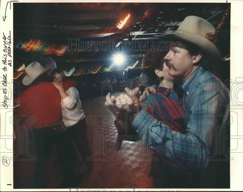 1988 Press Photo Dancers at Eddies Country Ballroom, Manuel, Texas - hca22099 - Historic Images