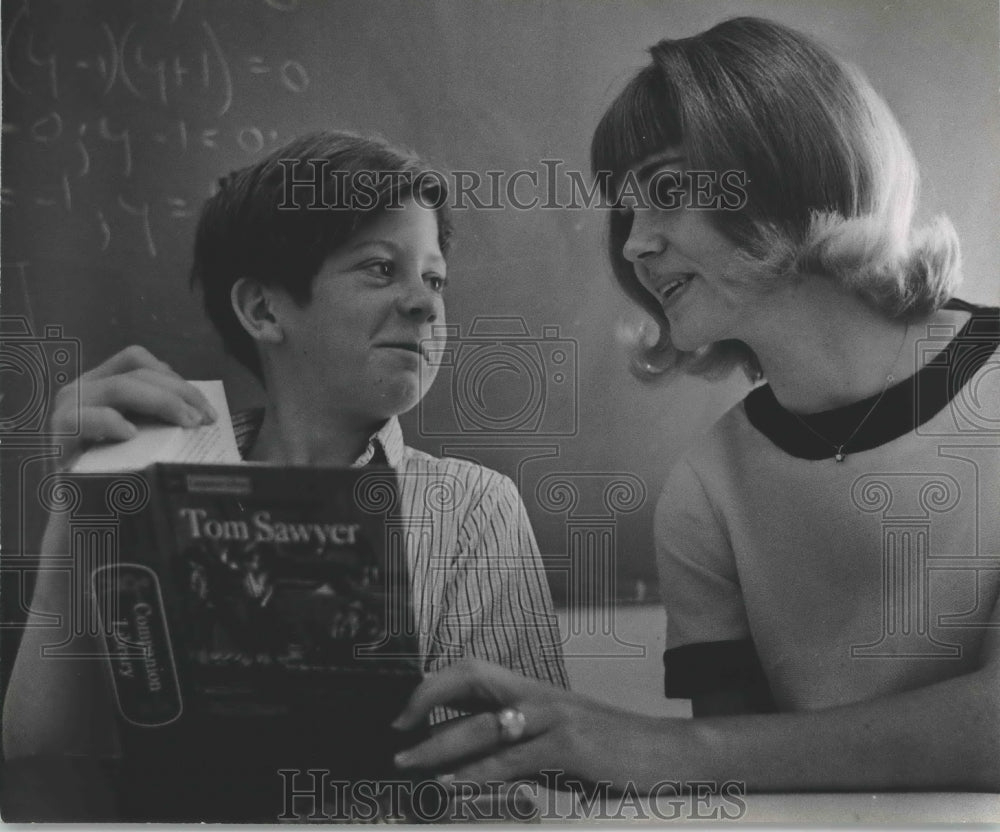 1967 Press Photo Mrs. Kitty vonDoenhoff helps a student at Edgemoor School in TX - Historic Images