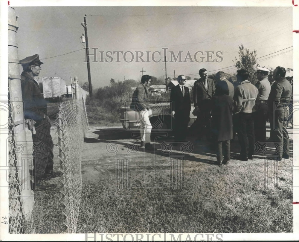 1970 Press Photo Attorney Cullen Landis with residents of Eldorado subdivision - Historic Images