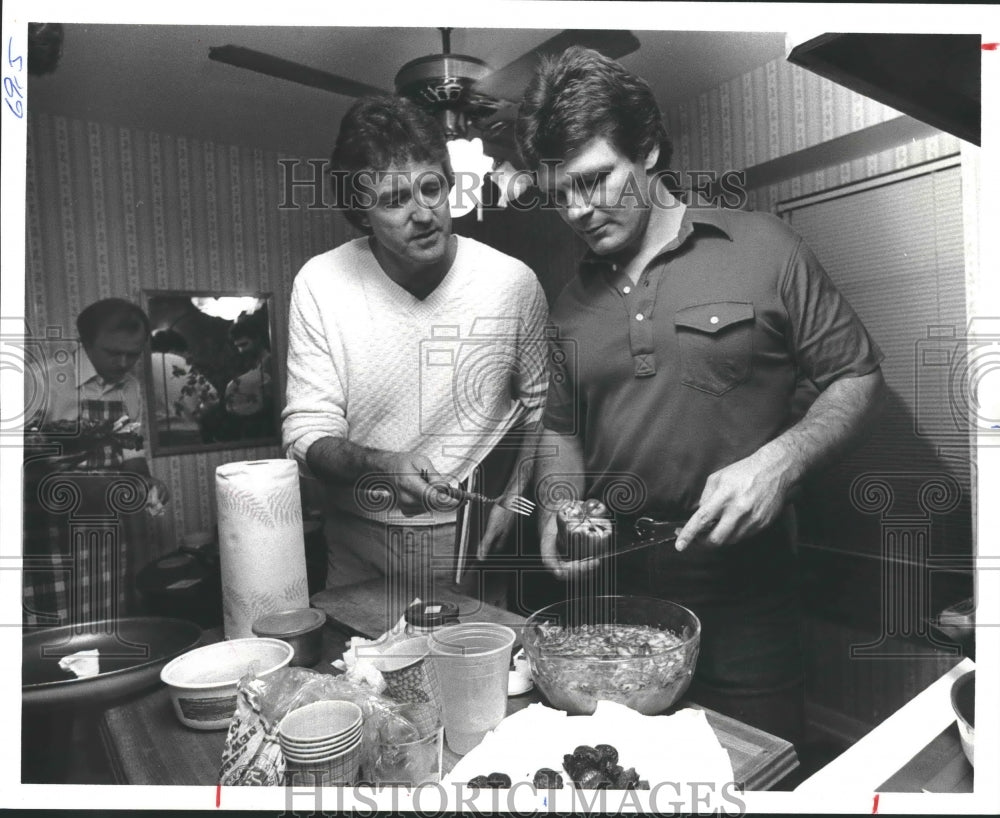 1983 Press Photo Jones Cones, judge of Omelette Games with Paul Weidner in TX - Historic Images