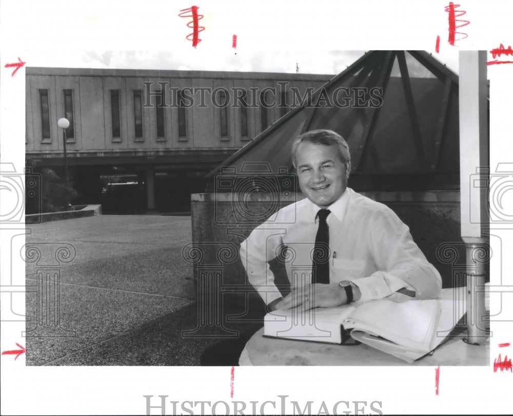 1986 Press Photo Dennis Nelson sits in front of Student Union building - Historic Images