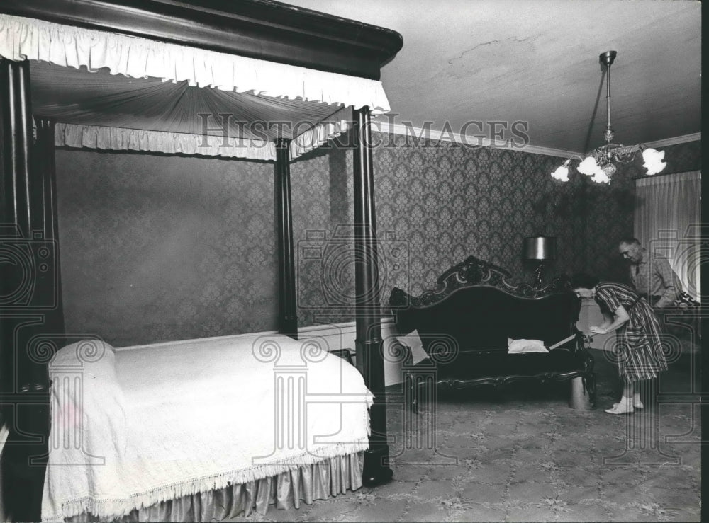 1968 Press Photo Mr. & Mrs. Payne in President Hayes Room of Excelsior House, TX - Historic Images