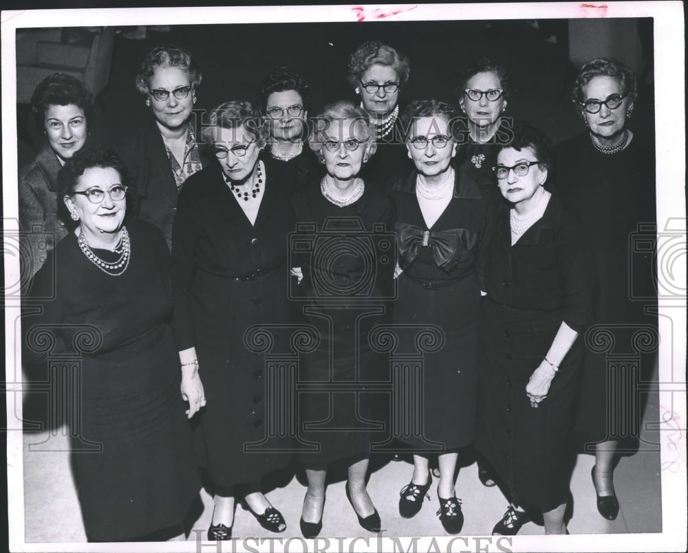 1960 Press Photo Women employees at Everitt Buelow store - Houston - hca22210 - Historic Images