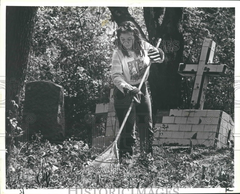 1988 Juanita Corbello volunteers at Evergreen Cemetery, Houston, TX - Historic Images
