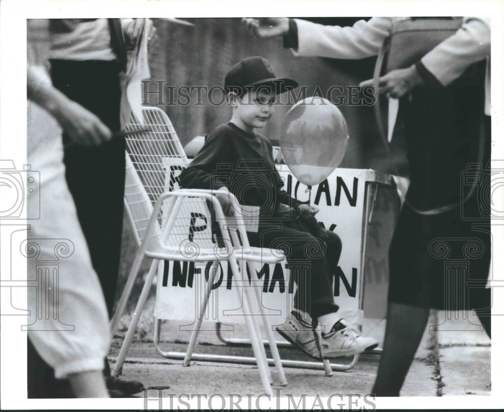 1990 Matthew Alexander waits for his mother to finish campaign work - Historic Images