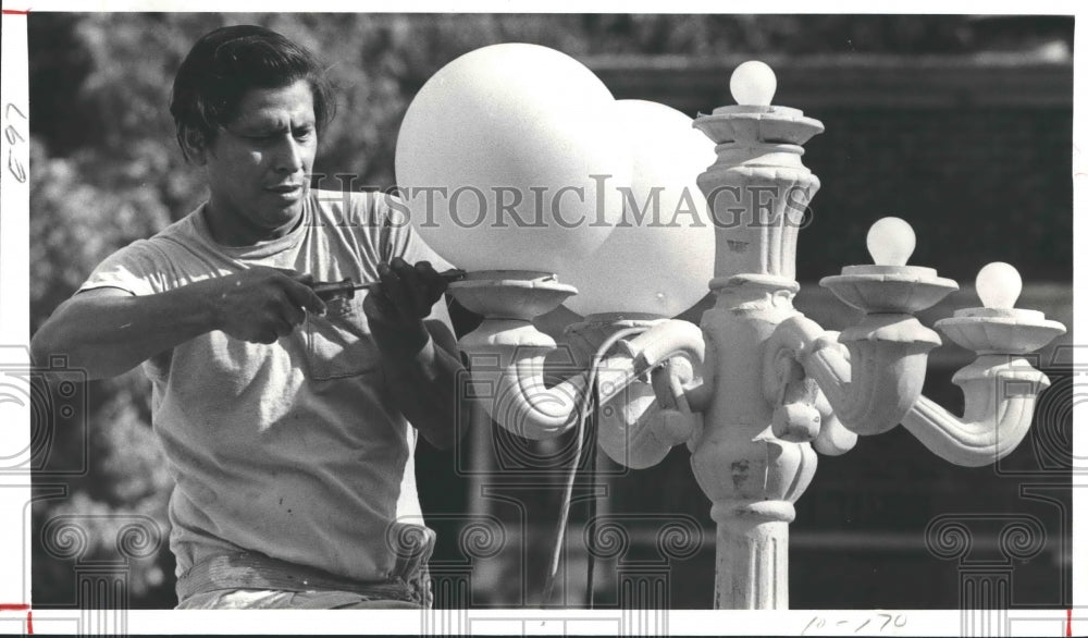 1981 Press Photo Fernando Clark converts street lamp to electric in Houston - Historic Images