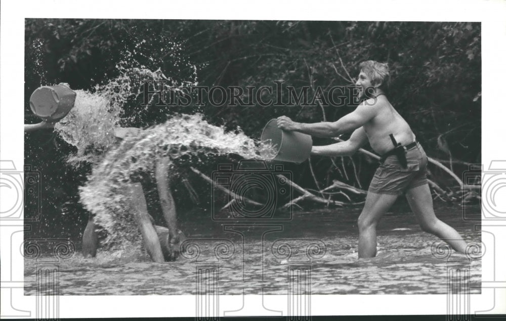 1982 Press Photo People throw buckets of water in Guadalupe River in Texas - Historic Images