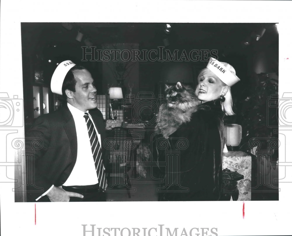 1989 Sophie the cat and Gump's employees - Houston - Historic Images