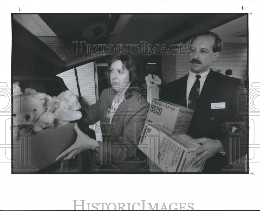 1992 Press Photo People load emergency supplies for Guadalajara blast victims - Historic Images