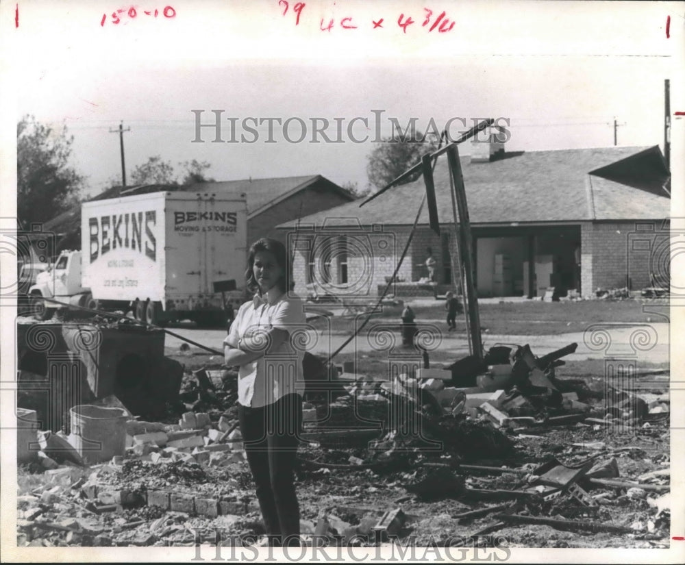 1969 Press Photo Mrs. Everett Childers at remains of her home, Greenridge North - Historic Images