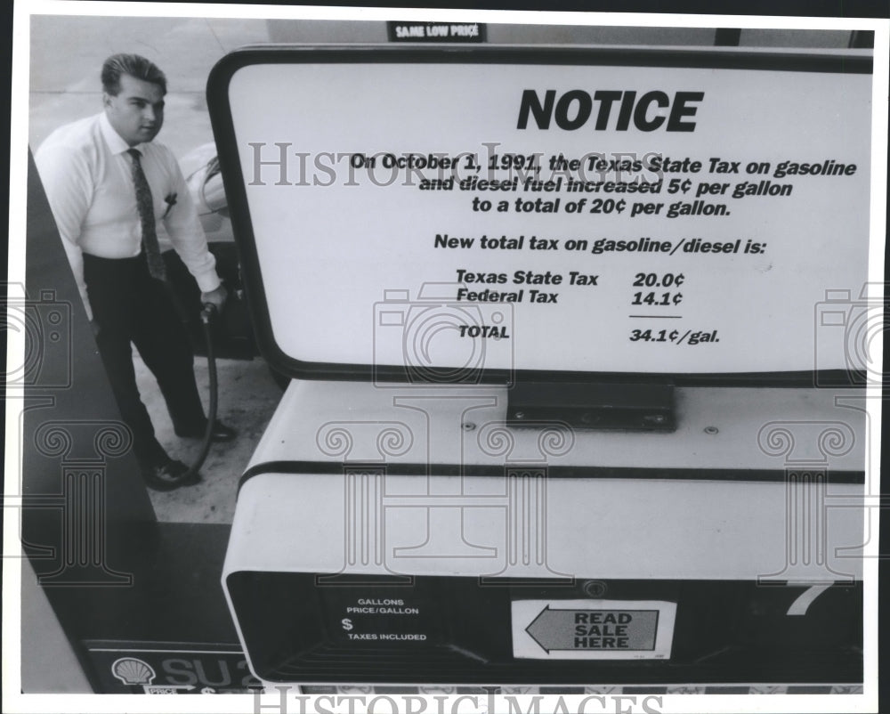 1991 Press Photo G. Damacus fills gas tank in Houston before tax increase - Historic Images