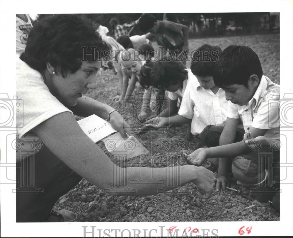 1983 Press Photo First-graders and teacher plant vegetable garden - Houston - Historic Images