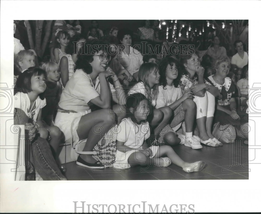 1989 Press Photo People laugh watching Garfield, the cat at West Oaks Mall - Historic Images