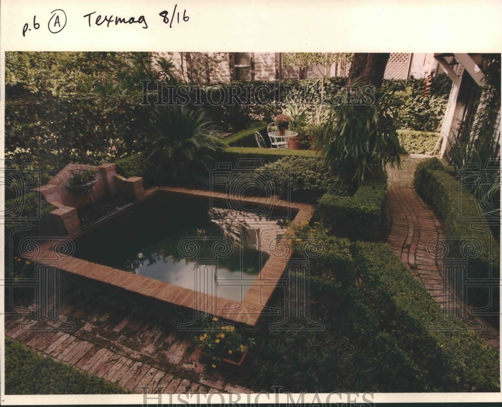 1992 Press Photo Garden at Don & Ron Bayer's Binz-area home, Houston - hca22387 - Historic Images