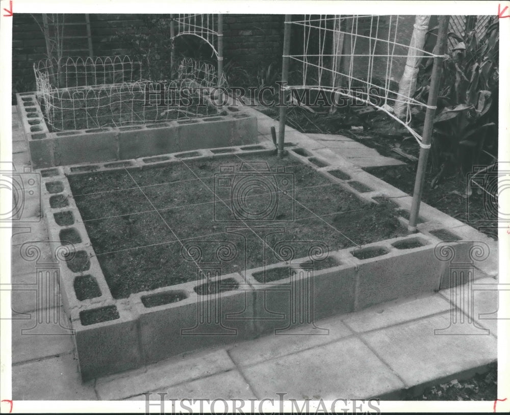 1985 A Square Foot Garden in Houston - Historic Images