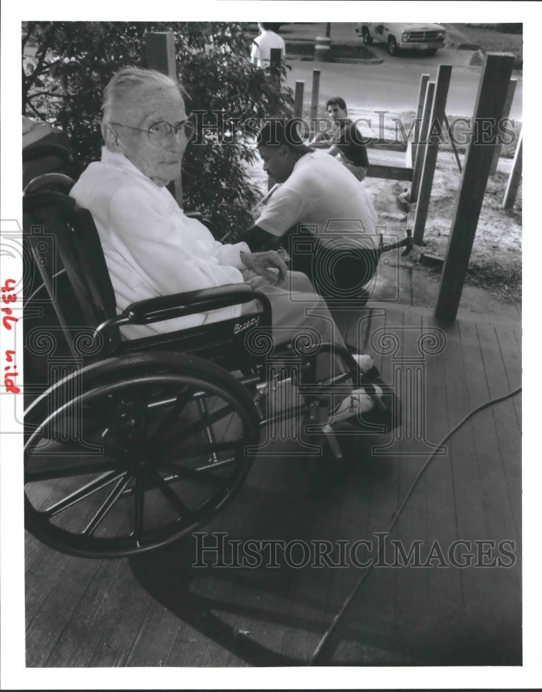 1992 Antonio Boutte and James Sobota build ramp for Rachel Hayes, TX - Historic Images
