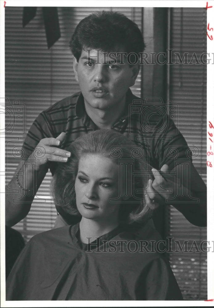 1984 Stylist Andy Rocha works on model Pam Smith's hair - Historic Images