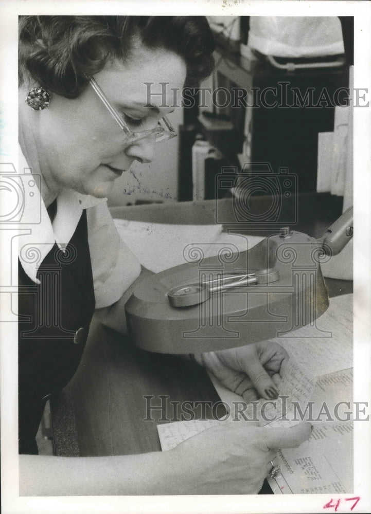 1975 Press Photo L. Hutchison assesses personality traits in pupil's handwriting-Historic Images