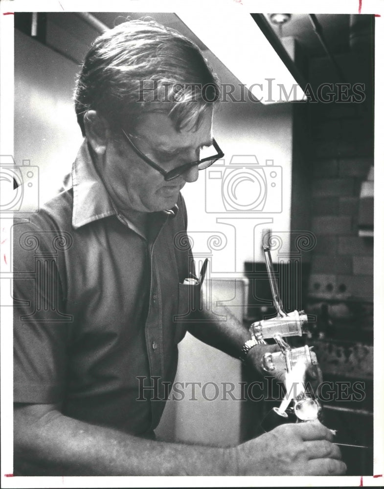 1980 Jack Shannon, works on a glass blowing diffusion pump - Historic Images