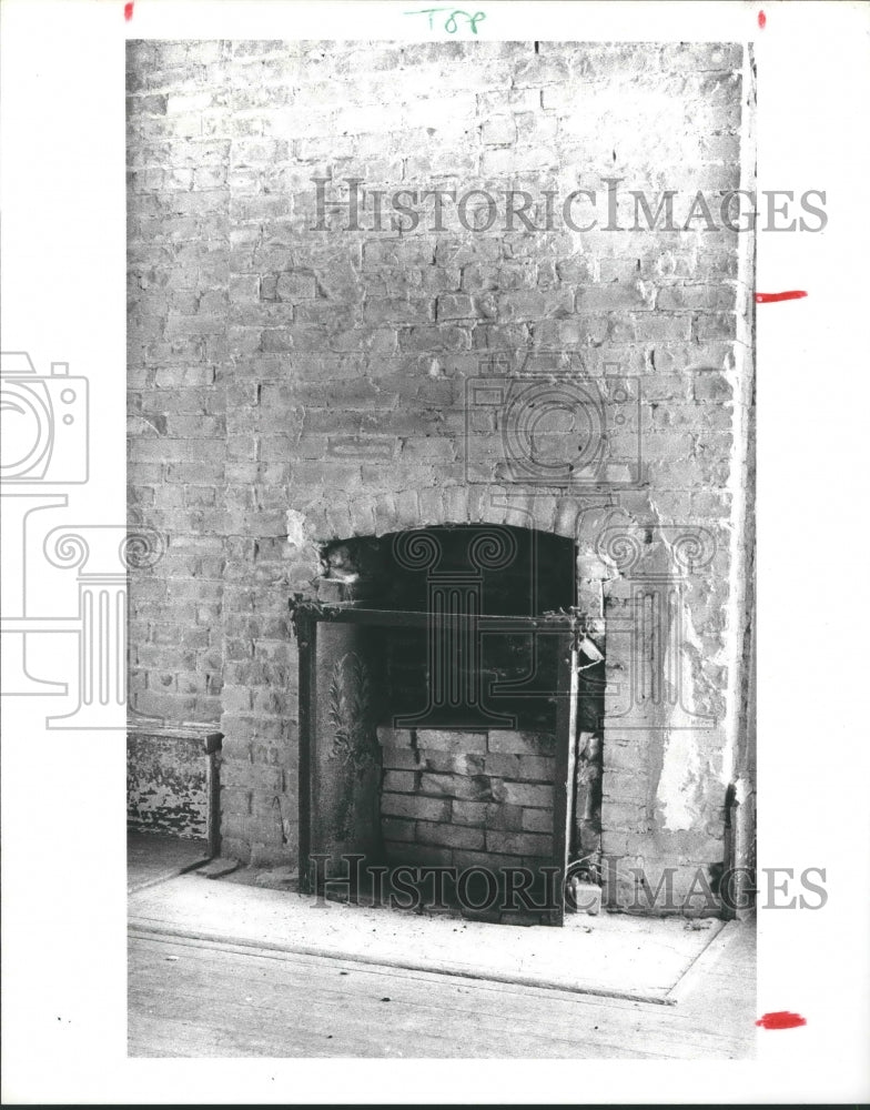 1985 Press Photo A fireplace at Giddings-Stone Mansion in Brenham, Texas - Historic Images