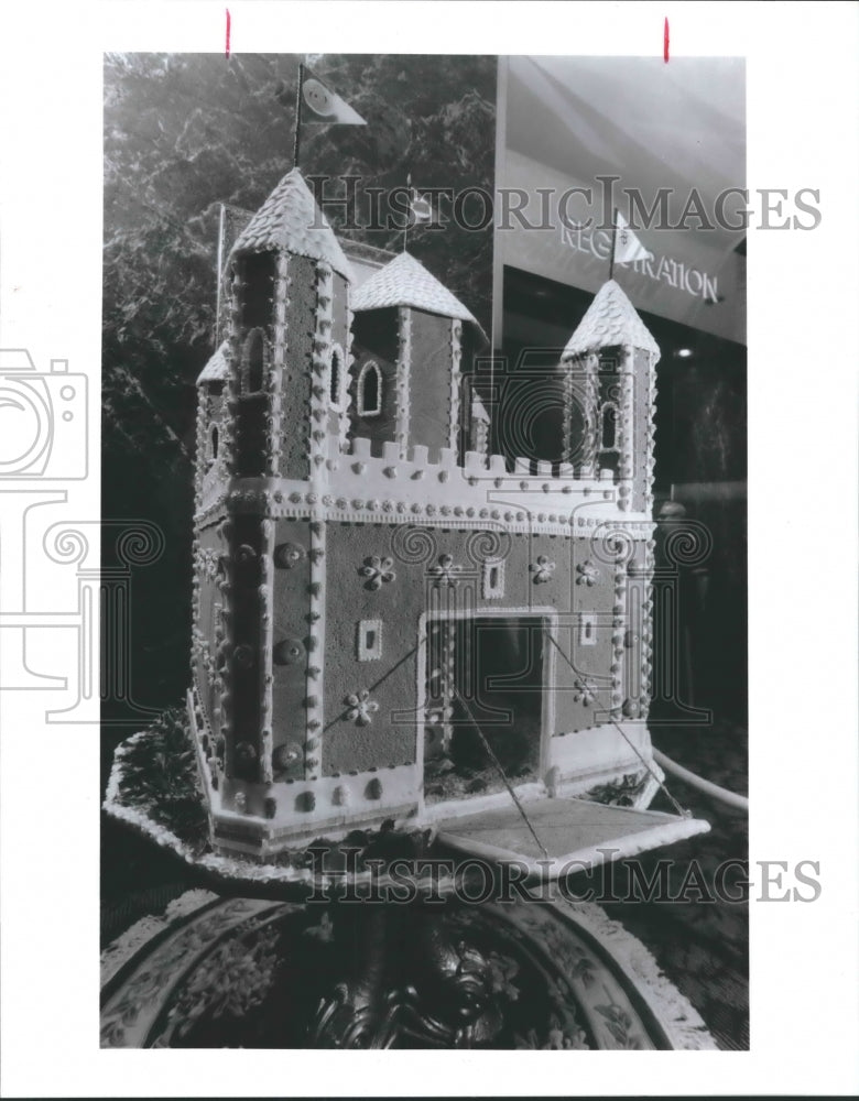 1991 Press Photo Sir Lancelot&#39;s Castle Gingerbread house, Hyatt downtown - Historic Images