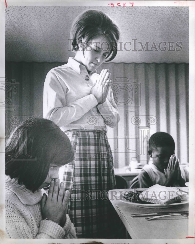 1967 Press Photo Heart of Houston project teacher Sandi Suitt & children - Historic Images