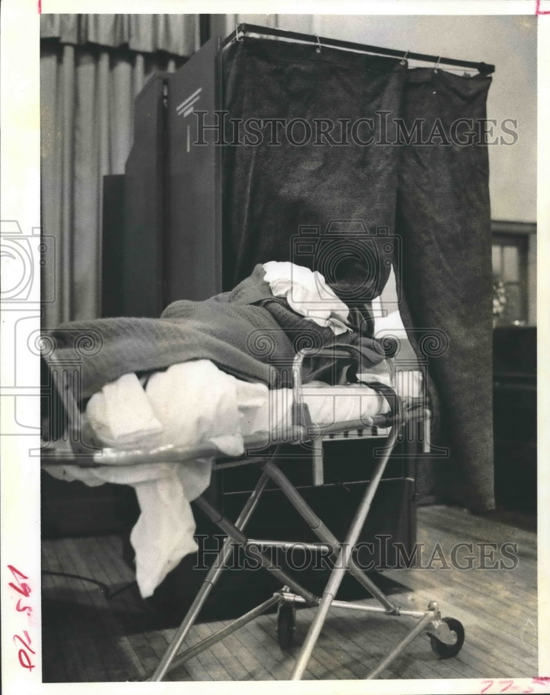 1973 Press Photo Injured Bryan Lynch casts ballot from hospital gurney, Houston - Historic Images