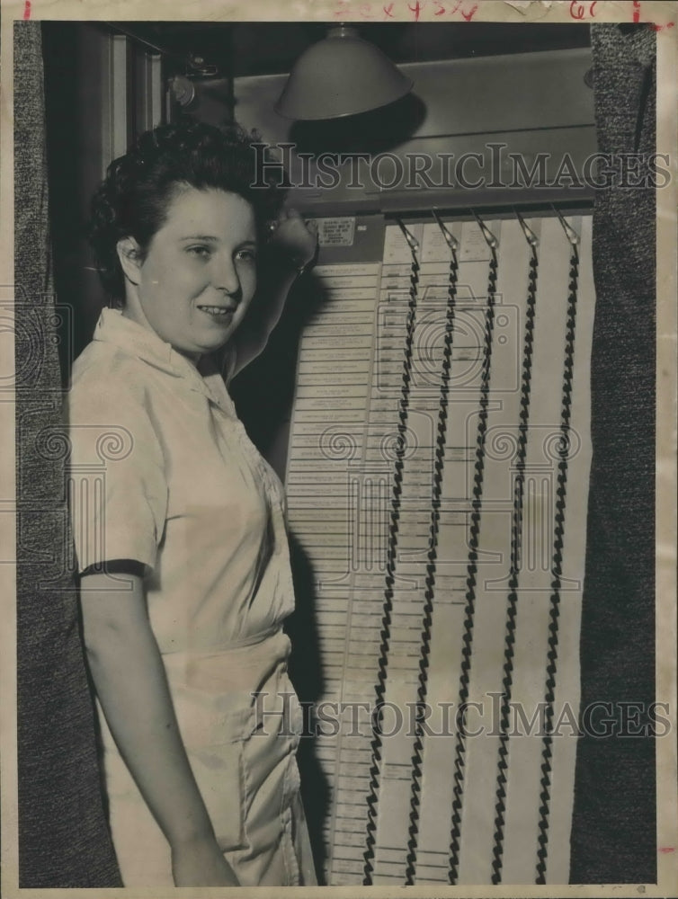 1960 Press Photo Miss Joyce Skeeters votes for first time in Houston elections - Historic Images