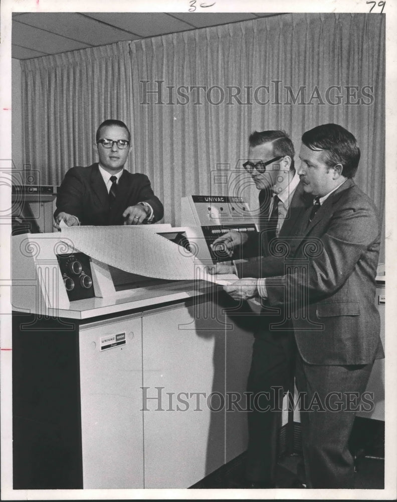 1969 Press Photo Men review election operations at Election Central, Houston - Historic Images