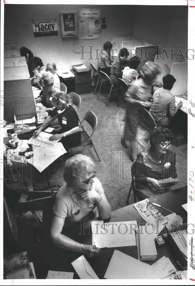 1981 Volunteers on phones for mayoral candidate Louis Macey, Houston - Historic Images